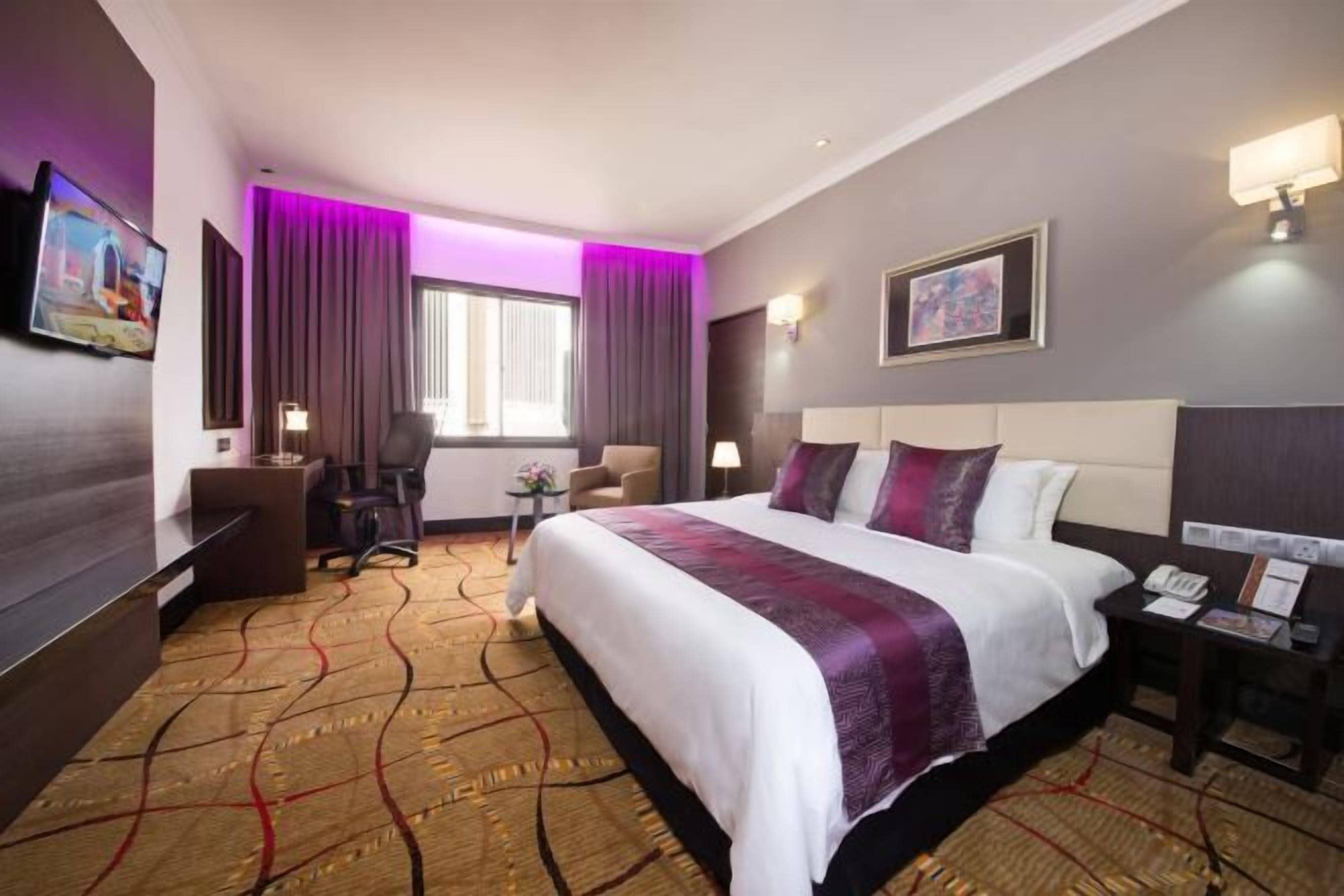 Caja fuerte, tabla de planchar con plancha, cunas (de pago)