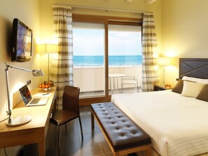 Minibar, in-room safe, desk, laptop workspace - Hotel Cristallo (Giulianova)