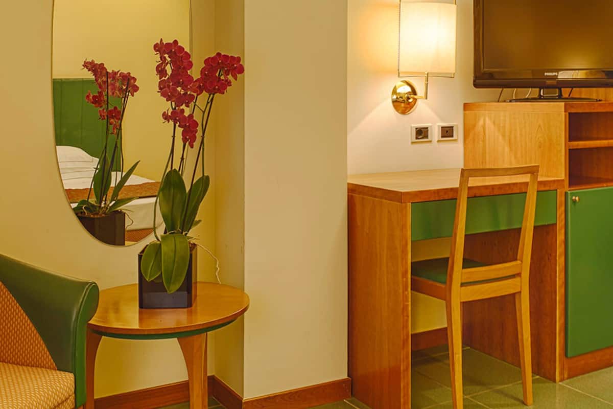 Minibar, Zimmersafe, Schreibtisch, laptopgeeigneter Arbeitsplatz