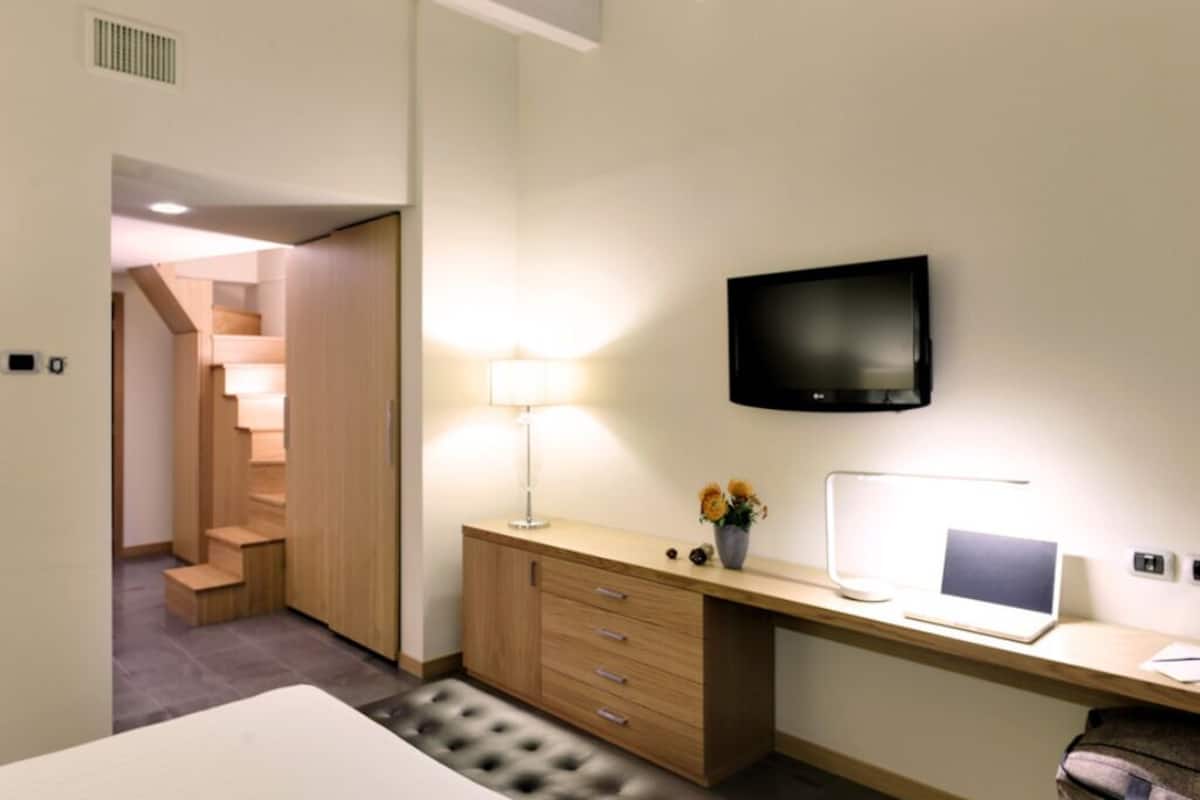 Minibar, in-room safe, desk, laptop workspace