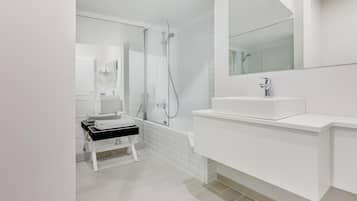 Shower, hair dryer, bidet, towels