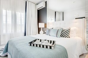 Minibar, caja de seguridad en la habitación y escritorio 