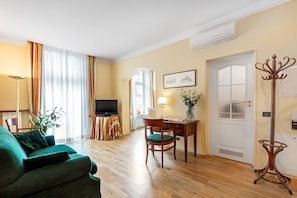 Executive Suite | Living room | TV