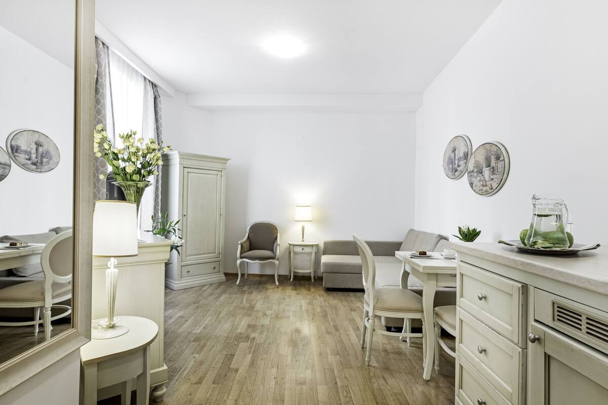 Suite estudio, planta baja | Caja de seguridad en la habitación y tabla de planchar con plancha