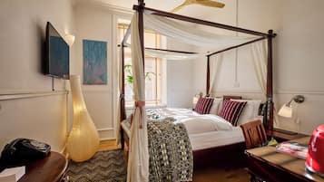 Quarto casal básico | Wi-Fi de cortesia, roupa de cama