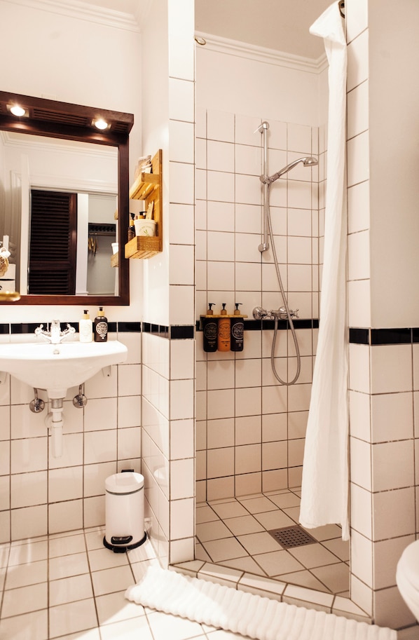 Basic Double Room | Bathroom