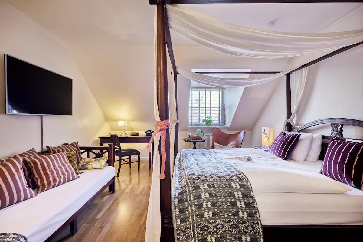 Grand Double Room | Free WiFi, bed sheets