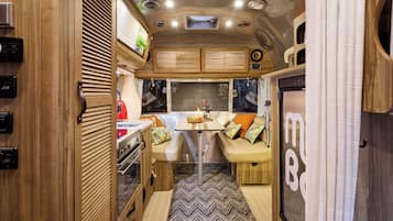Caravan | Truy cập Internet không dây miễn phí, bộ trải giường