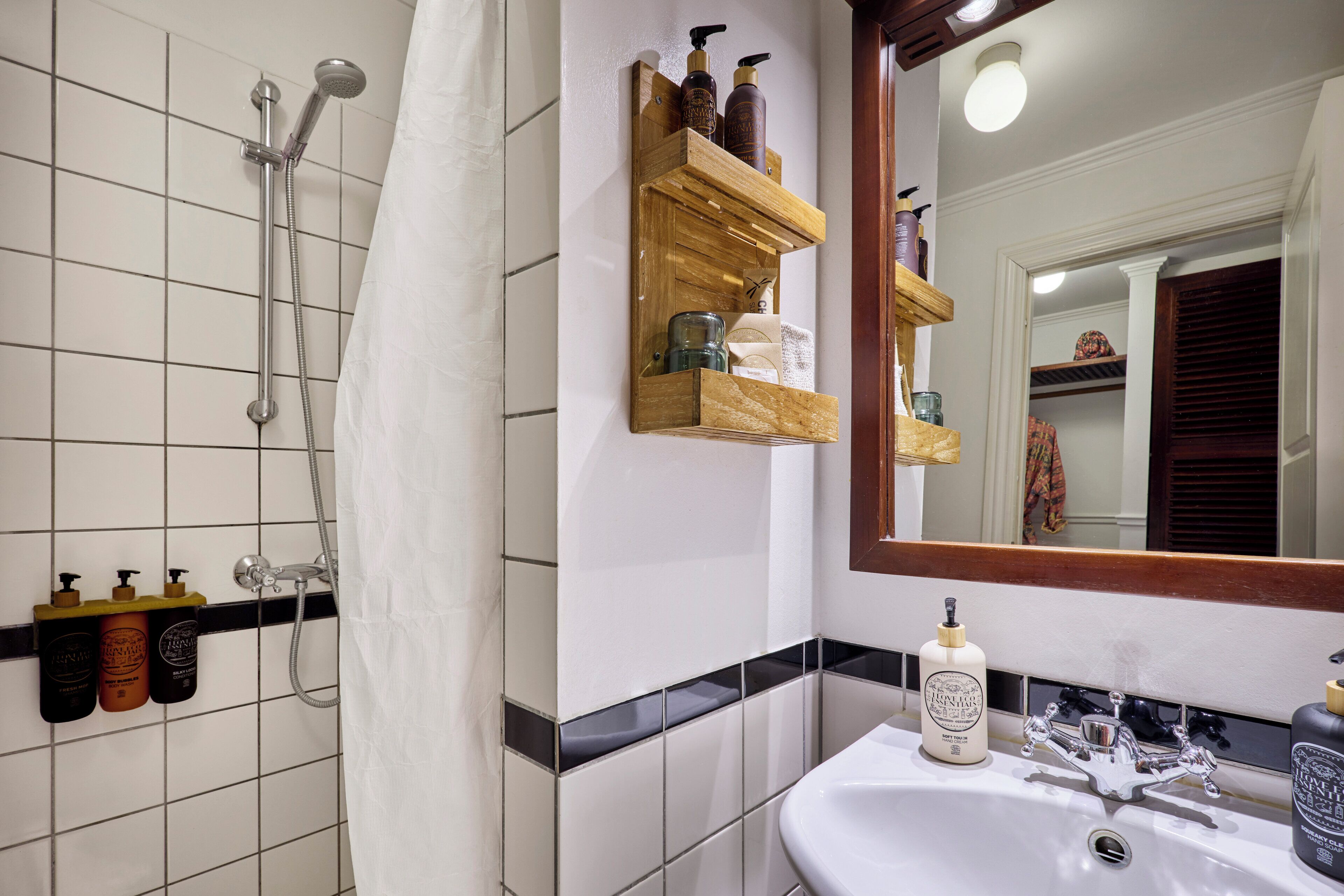 Quarto casal standard | Banheiro | Produtos de toalete de grife, secador de cabelo, toalhas de banho 