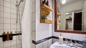 Chambre Double Standard | Salle de bain | Articles de toilette de luxe, sèche-cheveux, serviettes fournies