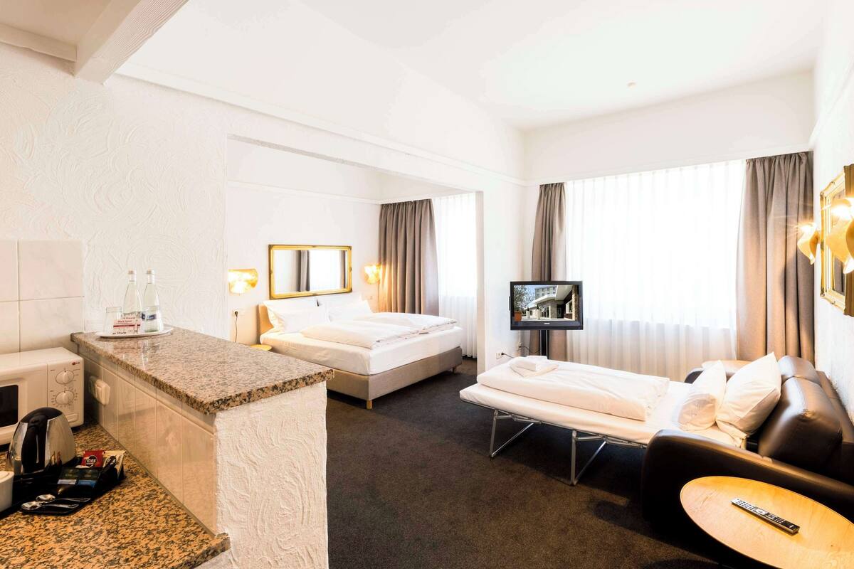 comfort room, 1 queen bed | room amenity