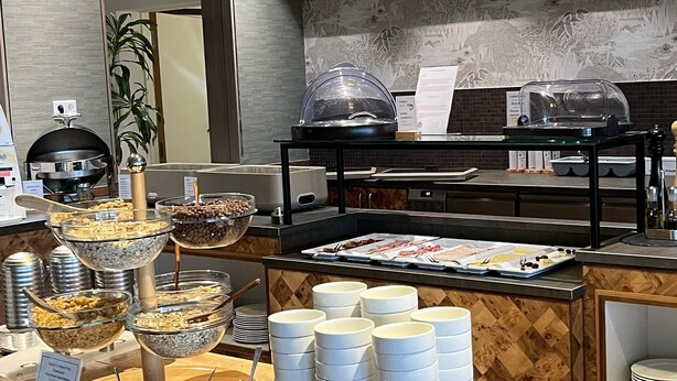 Ein reichhaltiges Buffet mit verschiedenen Speisen und Geschirr.