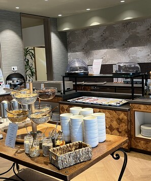 Tägliches Frühstücksbuffet gegen Gebühr