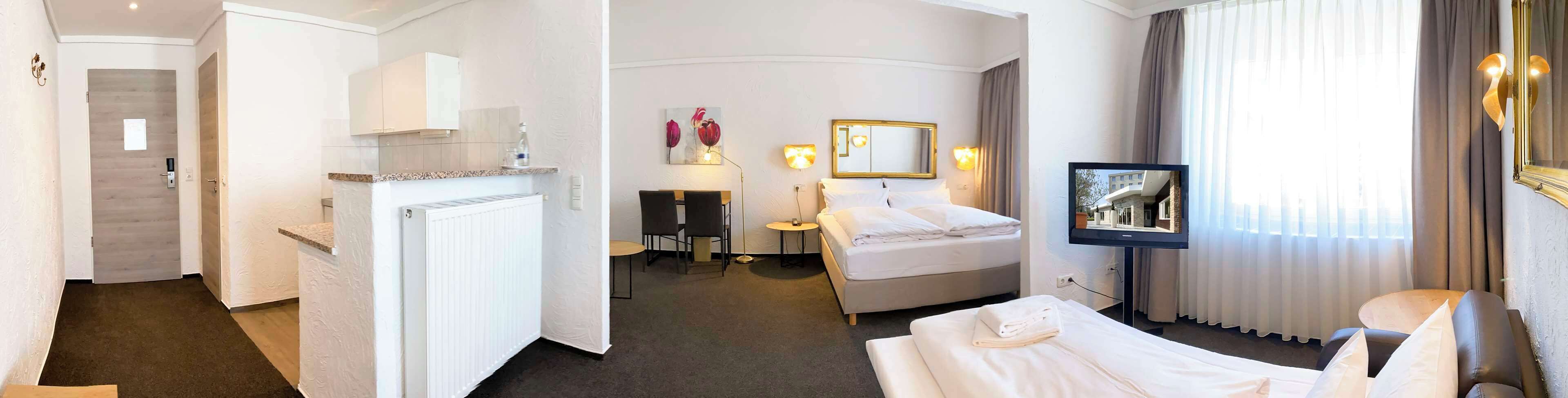 comfort room, 1 queen bed | room amenity