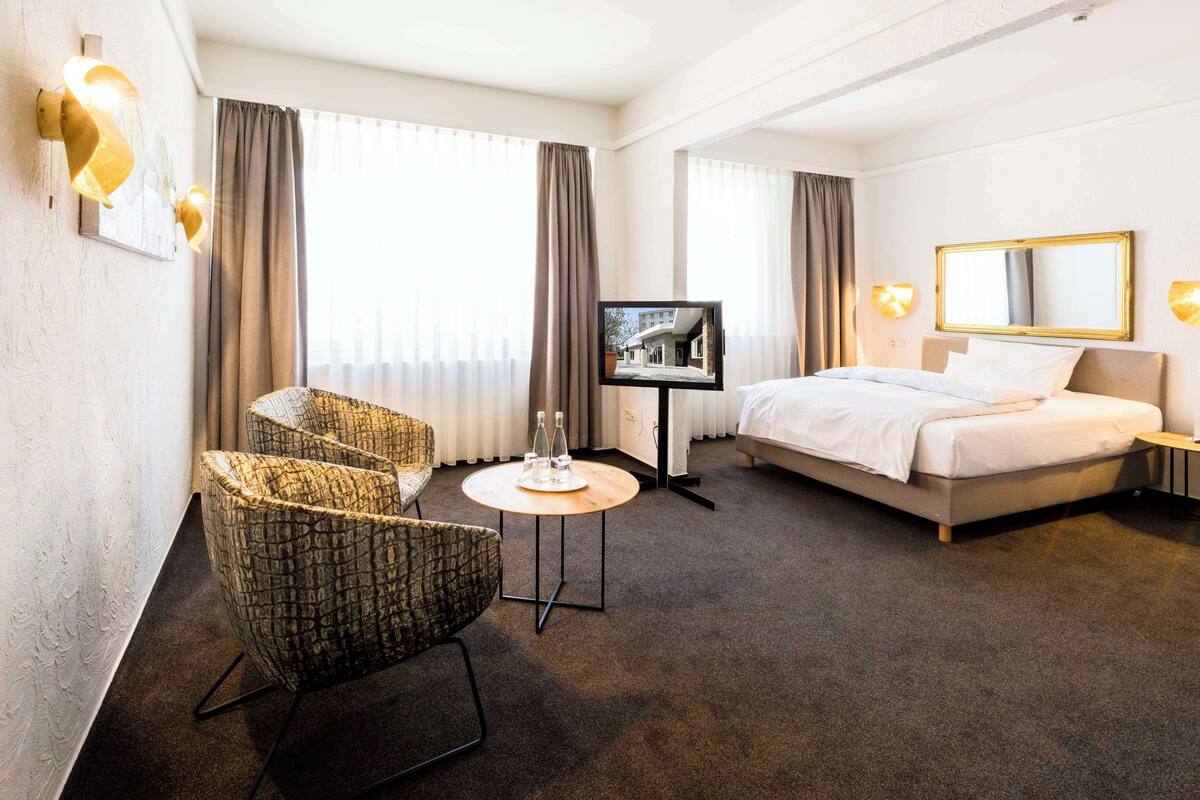 comfort room, 1 queen bed | hypo-allergenic bedding, down duvets, desk, iron/ironing board