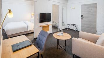 Comfort Room, 1 Queen Bed, City View (Larger Room) | Hypo-allergenic bedding, down duvets, desk, iron/ironing board