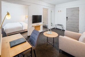 Comfort kamer, 1 queensize bed, uitzicht op de stad (Larger Room) | Hypoallergeen beddengoed, donsdekens, een bureau