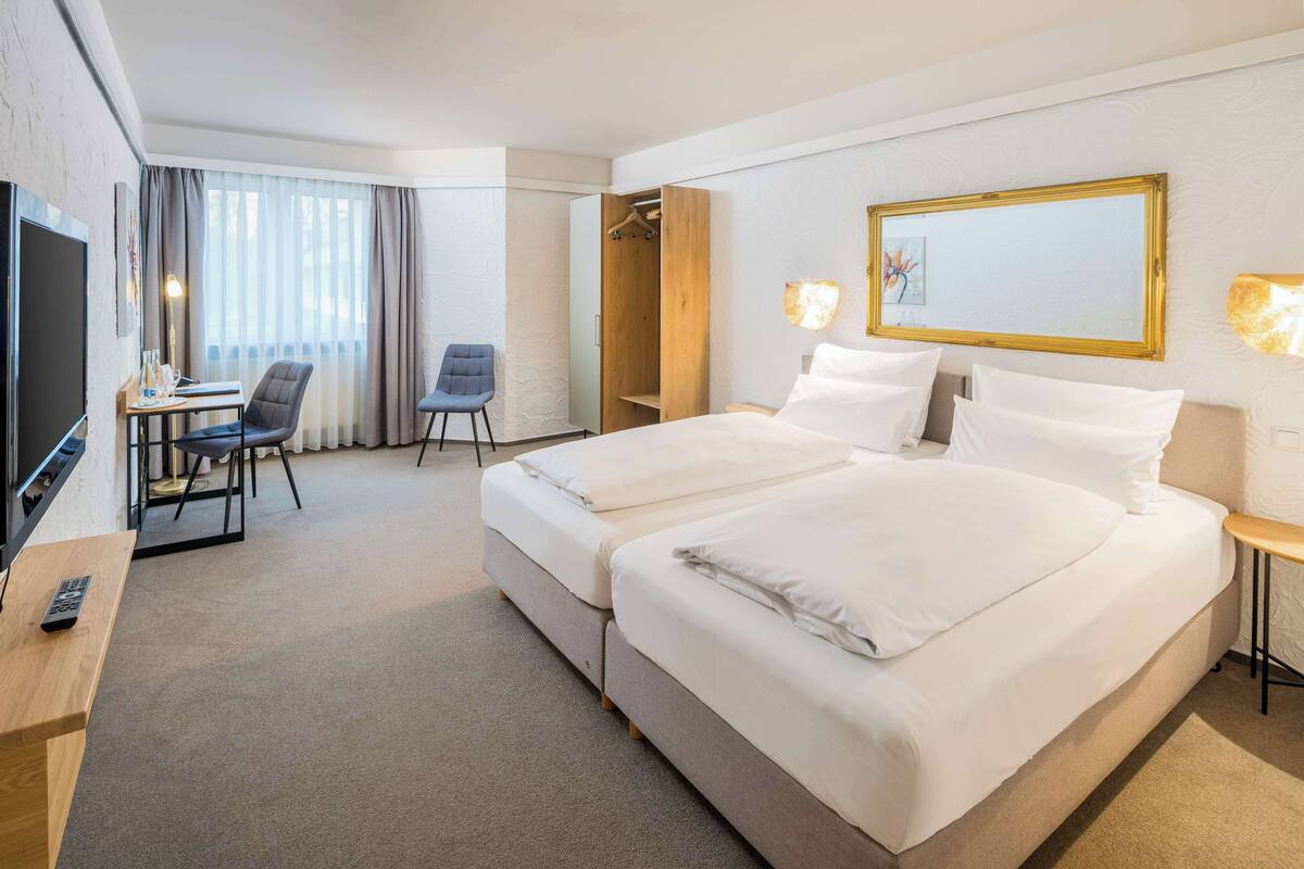 standard room, 1 queen bed | hypo-allergenic bedding, down duvets, desk, iron/ironing board