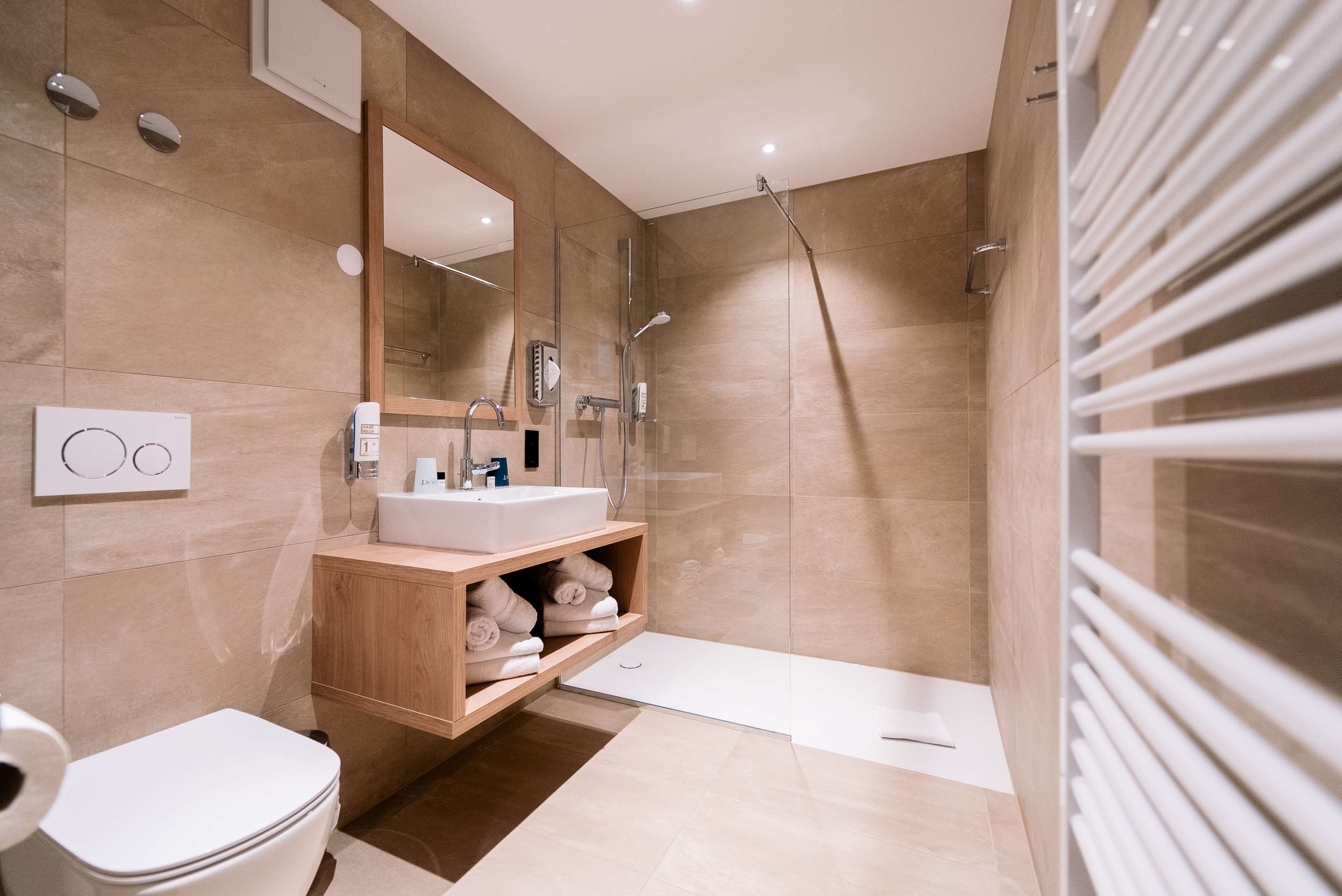 economy double room | bathroom | free toiletries, hair dryer, bathrobes, slippers