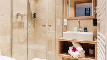 Economy-Doppelzimmer | Badezimmer | Kostenlose Toilettenartikel, Haartrockner, Bademäntel, Hausschuhe