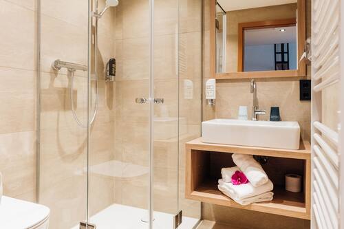 Doppia Economy | Bagno | Set di cortesia gratuito, asciugacapelli, accappatoio, pantofole