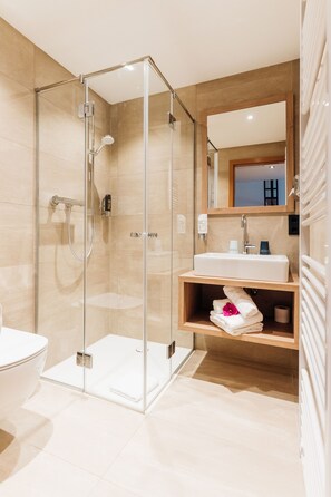 Economy Double Room | Bathroom | Free toiletries, hair dryer, bathrobes, slippers - Court Hotel (Halle Westphalia)