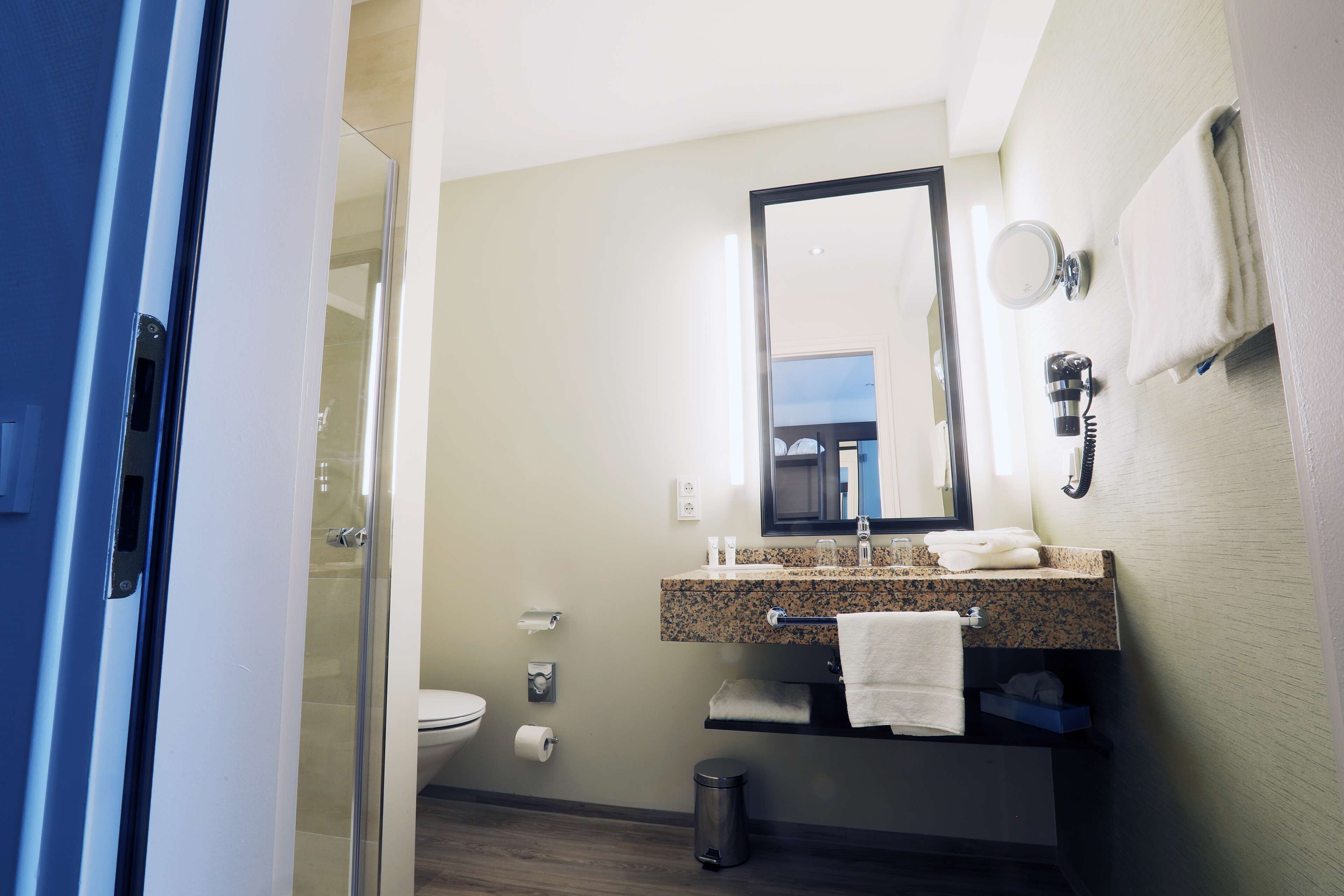 Articles de toilette gratuits, sèche-cheveux, peignoirs, chaussons