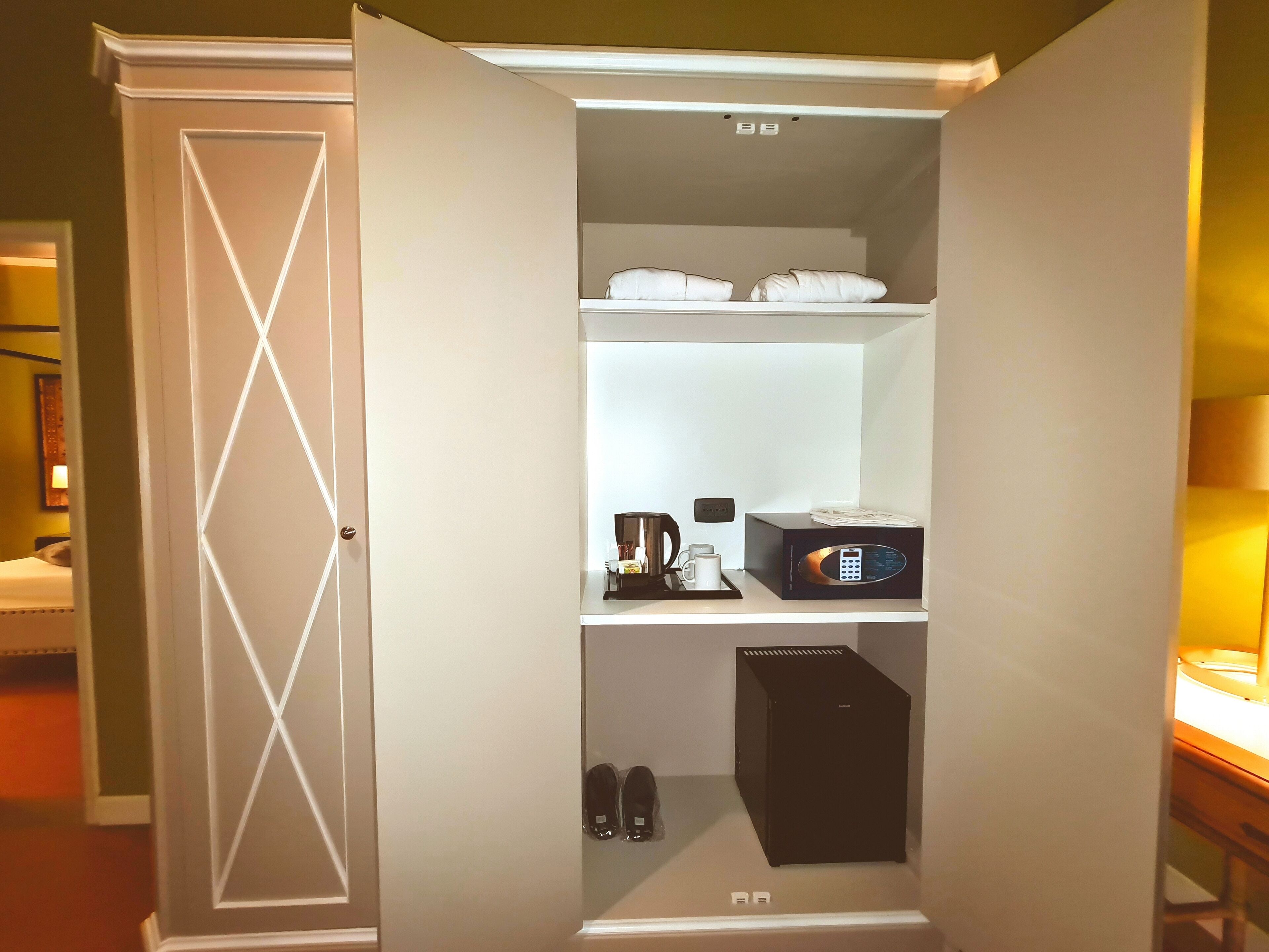 single room | 1 bedroom, premium bedding, minibar, in-room safe