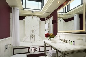 Designer-Toilettenartikel, Haartrockner, Bademäntel, Hausschuhe