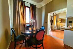Condo dành cho gia đình, 3 phòng ngủ, quang cảnh thành phố, tòa nhà phụ | Khu phòng khách | TV LCD 