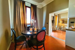 Condo dành cho gia đình, 3 phòng ngủ, quang cảnh thành phố, tòa nhà phụ | Khu phòng khách | TV LCD