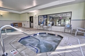Una piscina cubierta