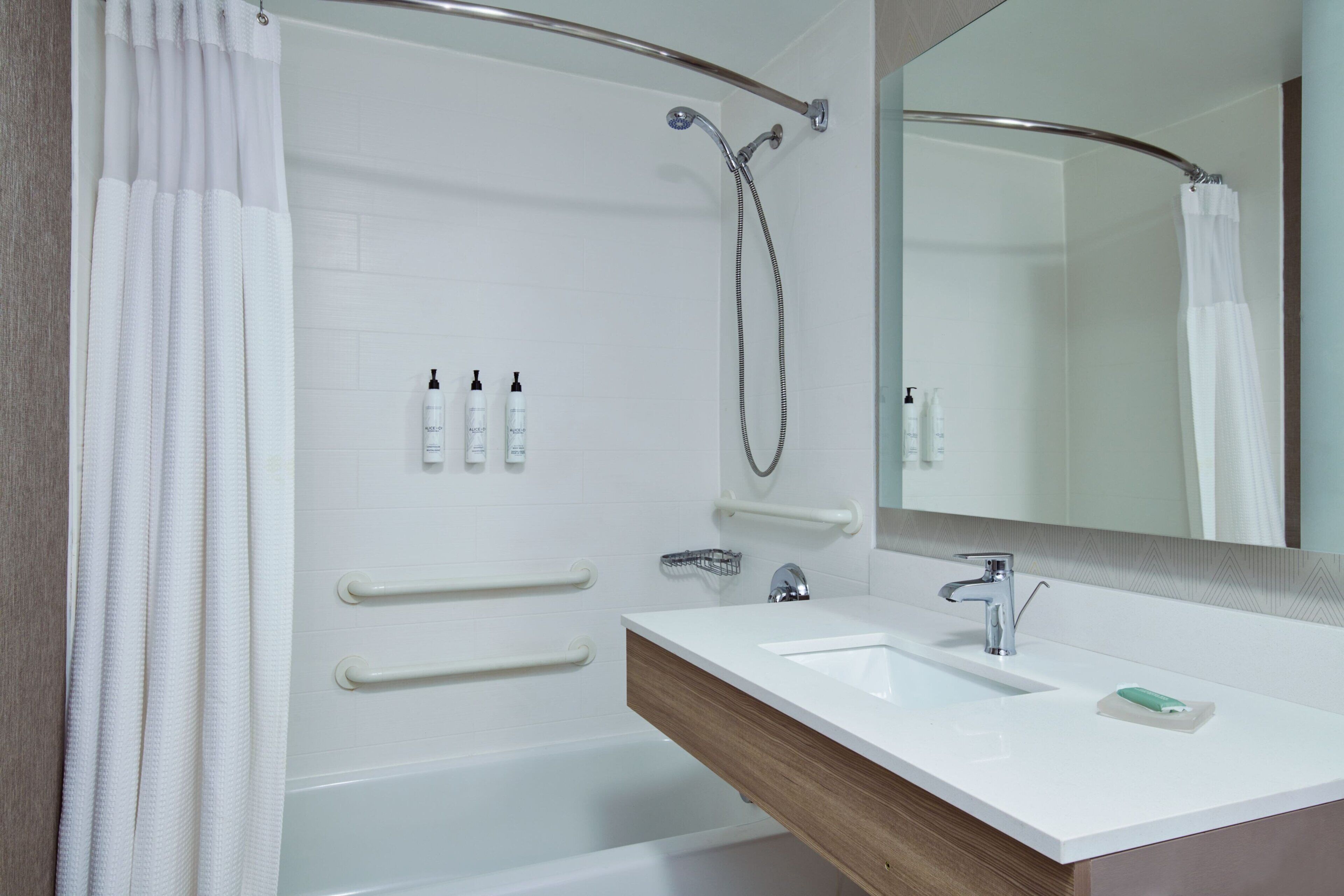 Combined shower/tub, rainfall showerhead, free toiletries, hair dryer