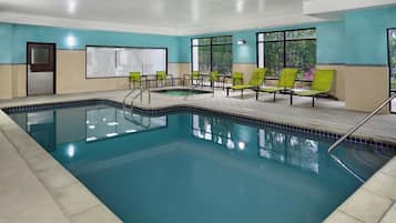 Kolam renang indoor