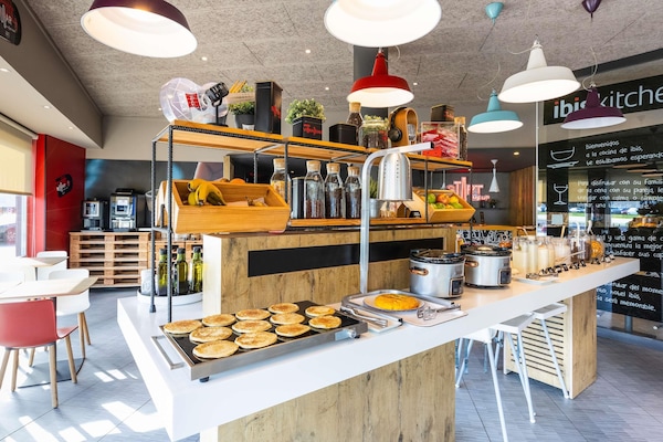 Daily buffet breakfast (EUR 7.95 per person)