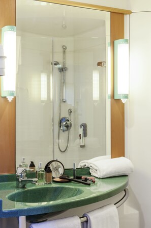 Een douche,  milieuvriendelijk toiletgerief, een haardroger, handdoeken