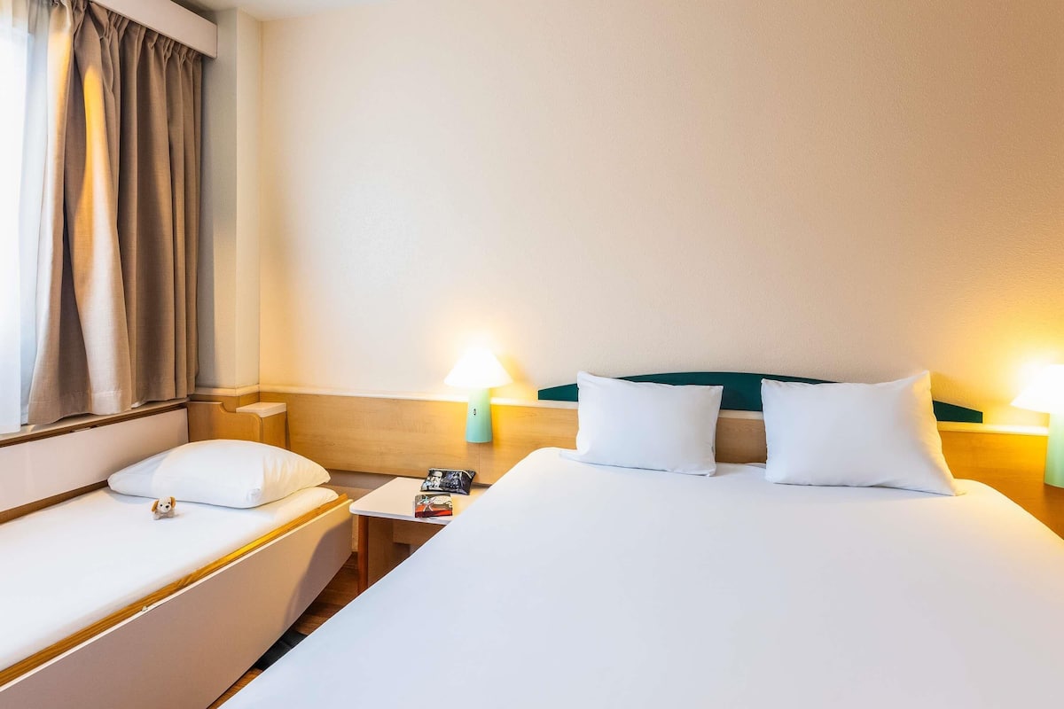 Caja fuerte, escritorio, tabla de planchar con plancha y wifi gratis