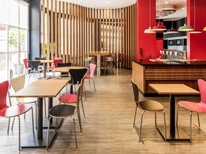 Daily buffet breakfast (BRL 58 per person) - ibis Blumenau (Blumenau)