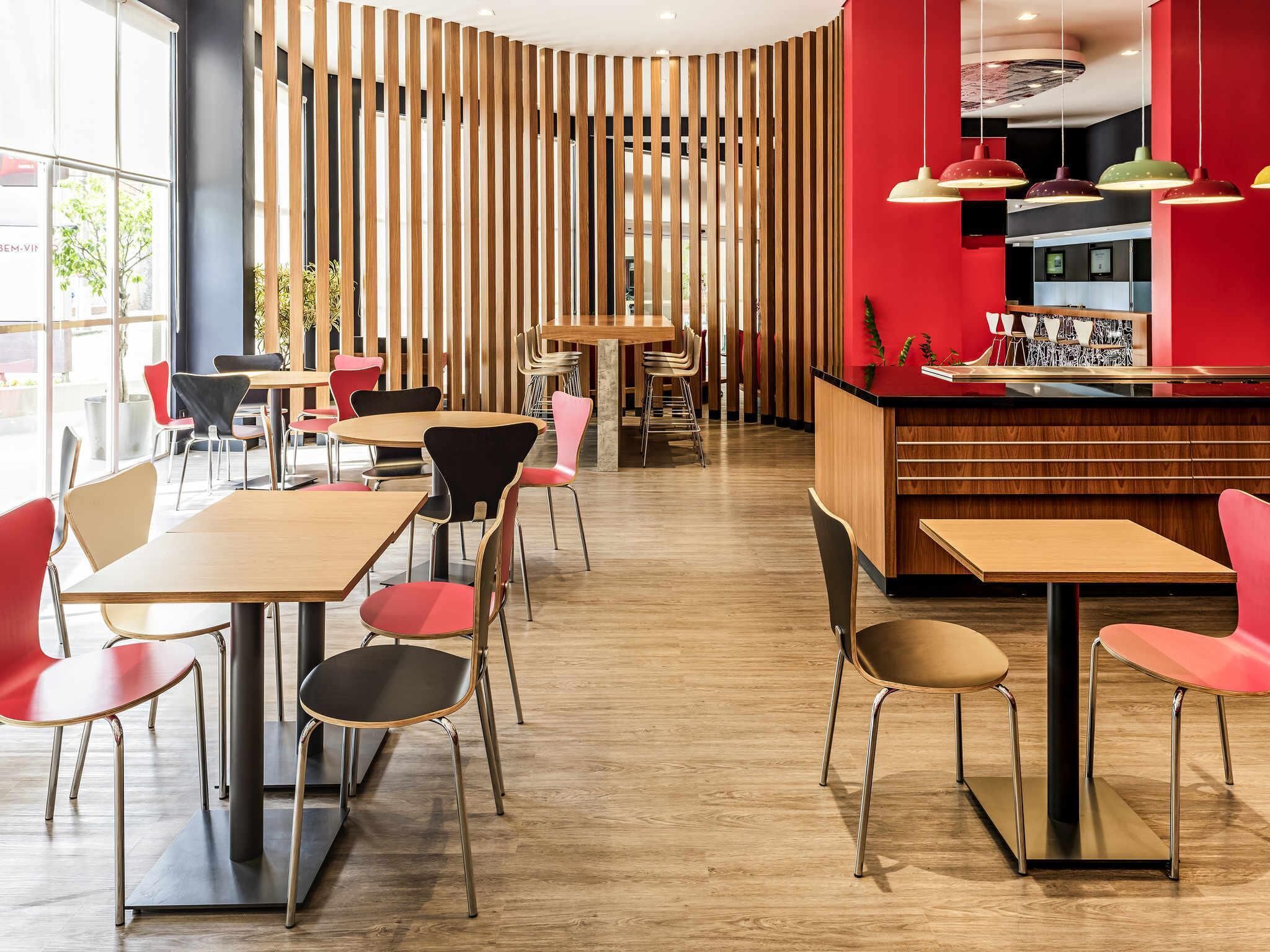 Café da manhã com buffet todos os dias mediante uma taxa