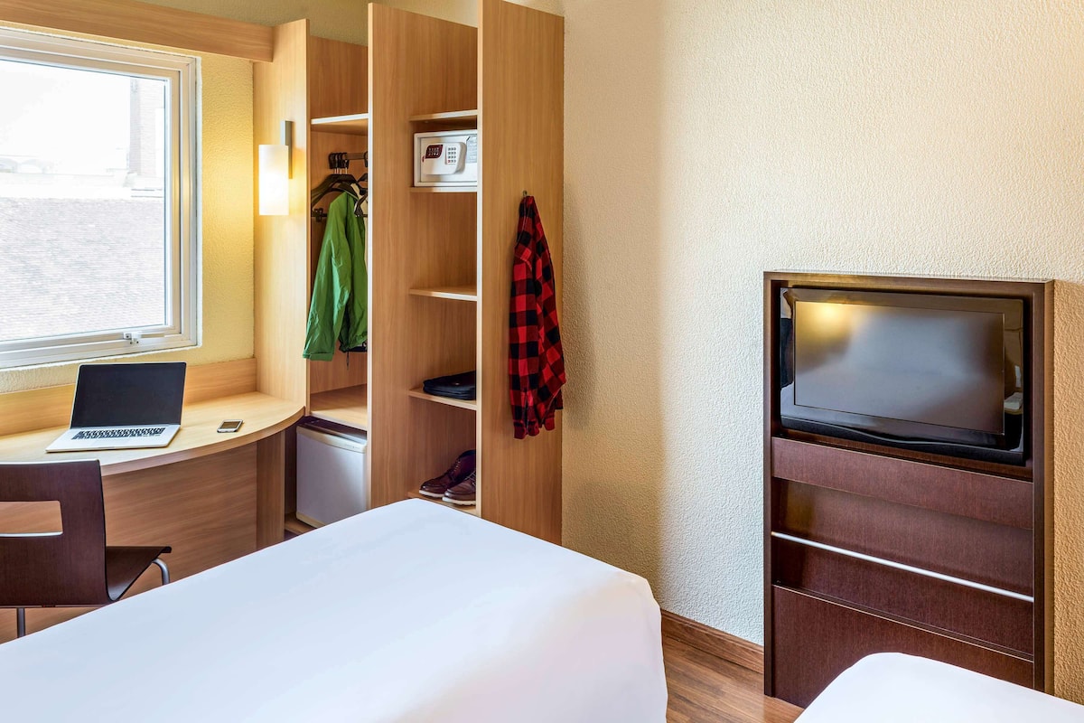 Apartamento estándar, 2 camas individuales | Escritorio, espacio para trabajar con un portátil, cortinas opacas