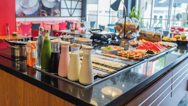 A buffet with various food items and condiments. - ibis Blumenau (Blumenau)