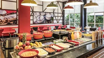 Daily buffet breakfast (BRL 53.00 per person)