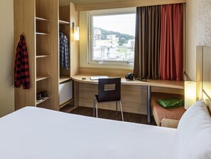 Escritorio, espacio para trabajar con laptop y cortinas blackout 
