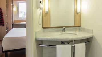 Apartamento, 1 cama de casal | Escrivaninha, espaço de trabalho para notebook, cortinas blackout