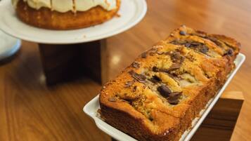 Een brood op een wit bord.