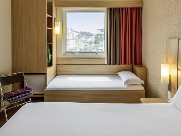 Meja kerja, ruang kerja ramah laptop, dan tirai kedap cahaya