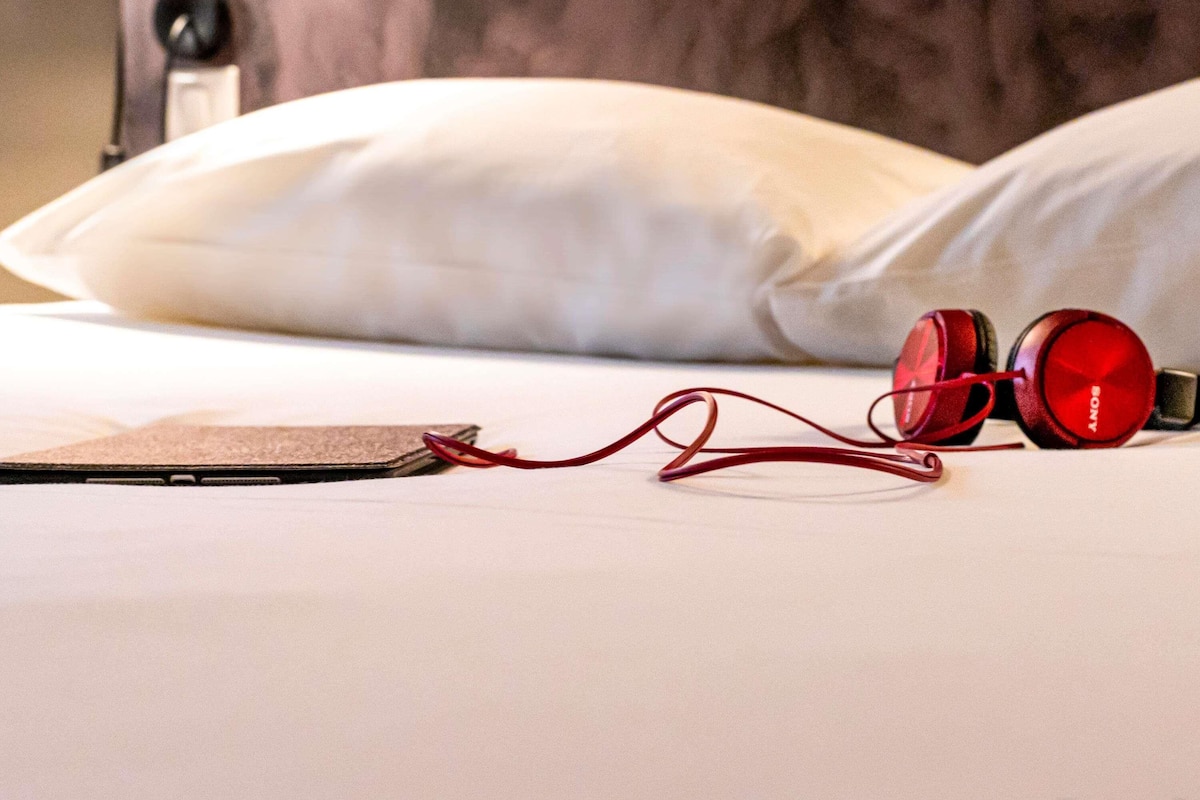 Habitación | Caja de seguridad en la habitación, escritorio y cortinas blackout