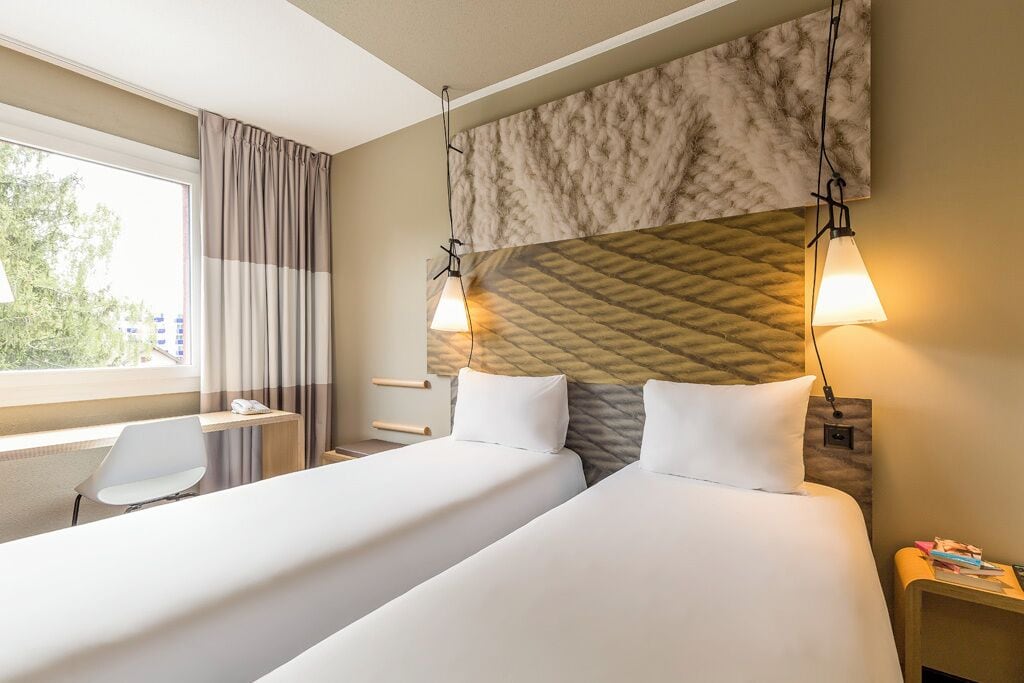 Habitación | Ropa de cama de alta calidad, caja fuerte, escritorio y cortinas opacas