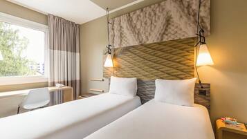 Habitación | Ropa de cama de alta calidad, caja fuerte, escritorio y cortinas opacas