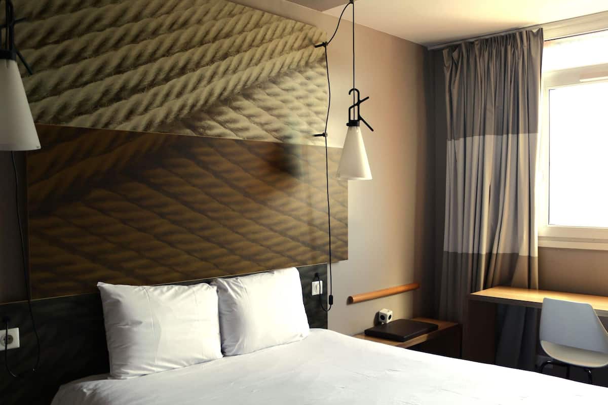 Ropa de cama de alta calidad y caja de seguridad en la habitación